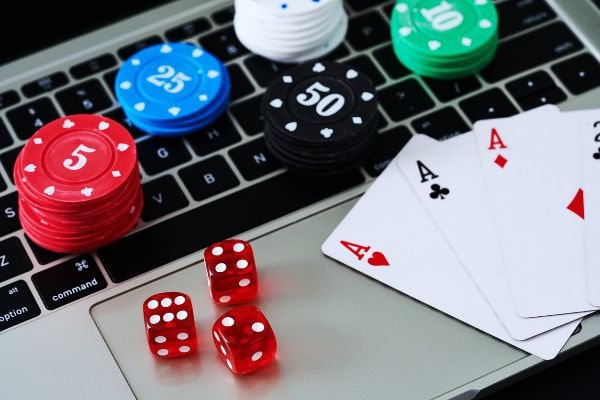 Pengguna berinteraksi dengan dukungan layanan pelanggan pucukwin lewat perangkat digital