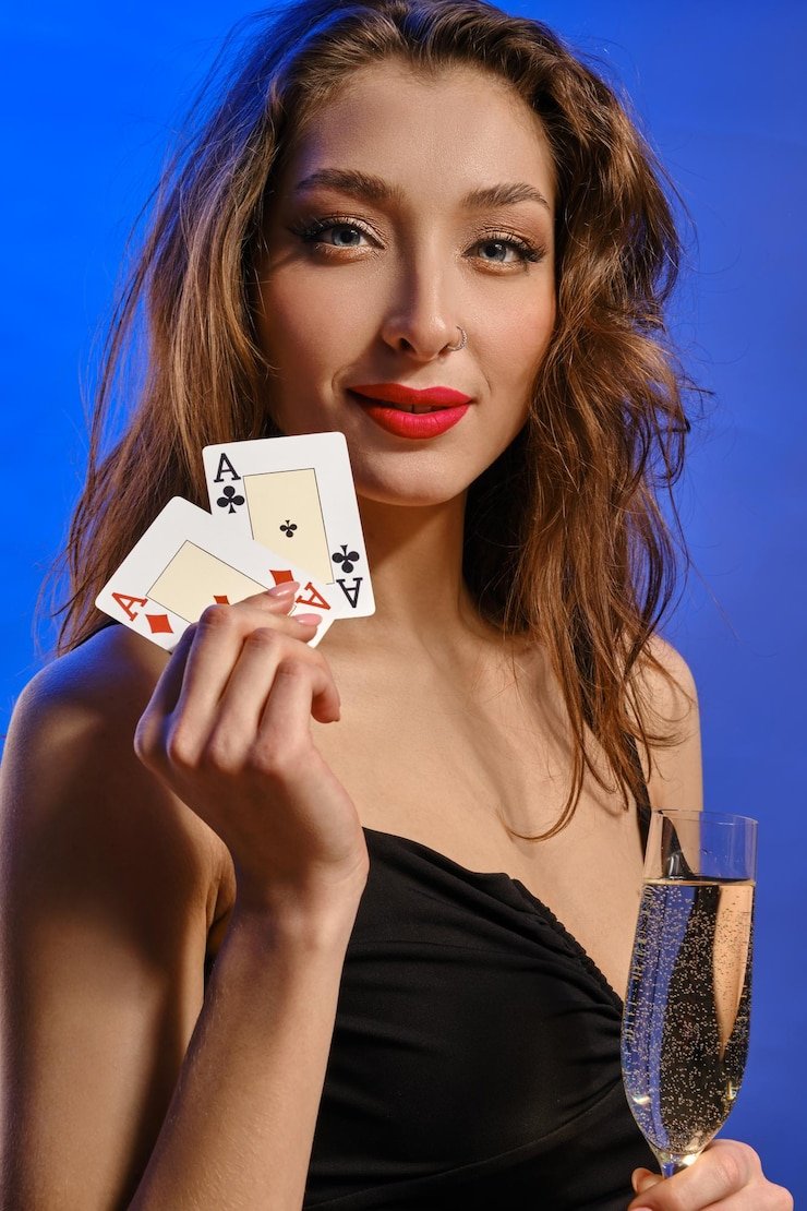 Dealer kasino langsung menghitung kartu dalam permainan casino live